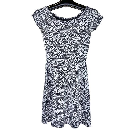 Topshop White Black Daisy Floral Print Skater Dress 4 - Picture 1 of 10